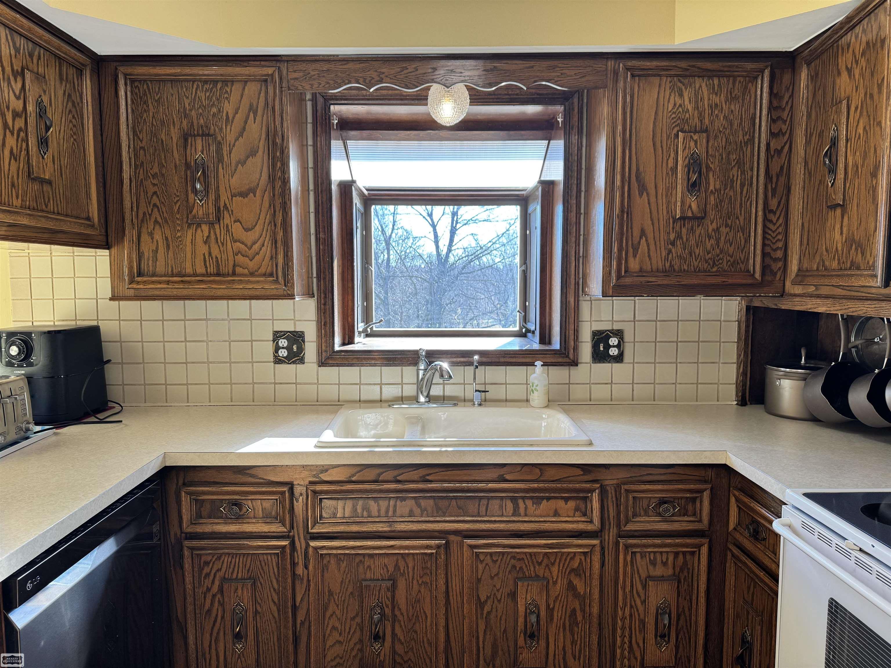 69368 Saxon Drive Romeo, MI 48065 - Photo 5 of 55 50168334-fb08ecdf-92f3-4aad-8f9e-5182a895cfef.JPG