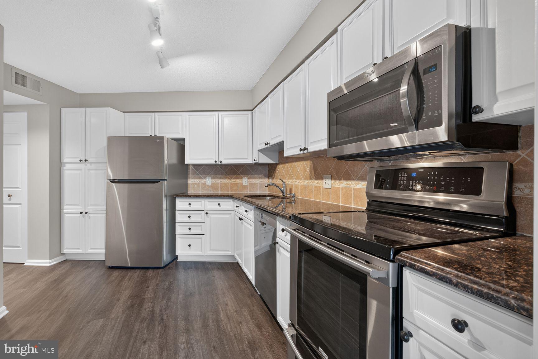 19385 Cypress Ridge Terrace, Unit 903 Leesburg, VA 20176 - Photo 7 of 37 Amazing kitchen for the chef in you