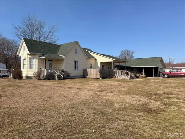 $130,000 | 309 South Locust Street, St. Elmo, IL 62458