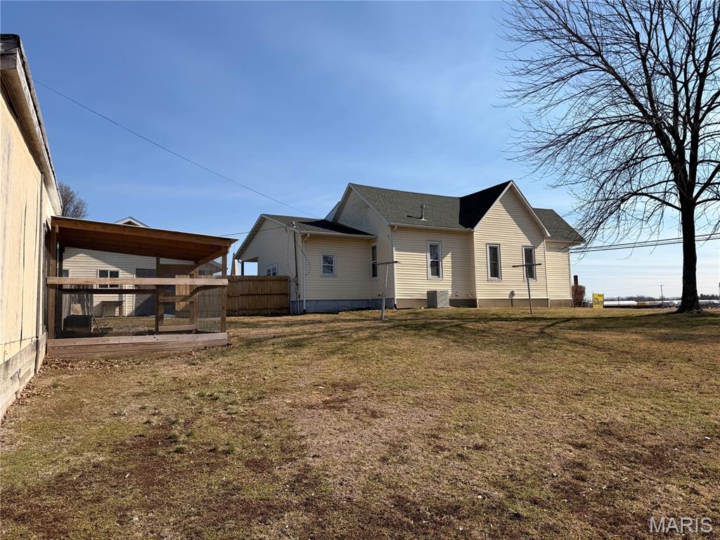 309 South Locust Street St. Elmo, IL 62458 - Photo 4 of 23