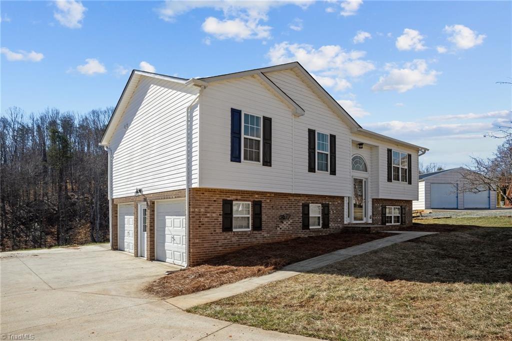 1200 Laurel Crest Road King, NC 27021 - Photo 2 of 49 Gallery Image 2