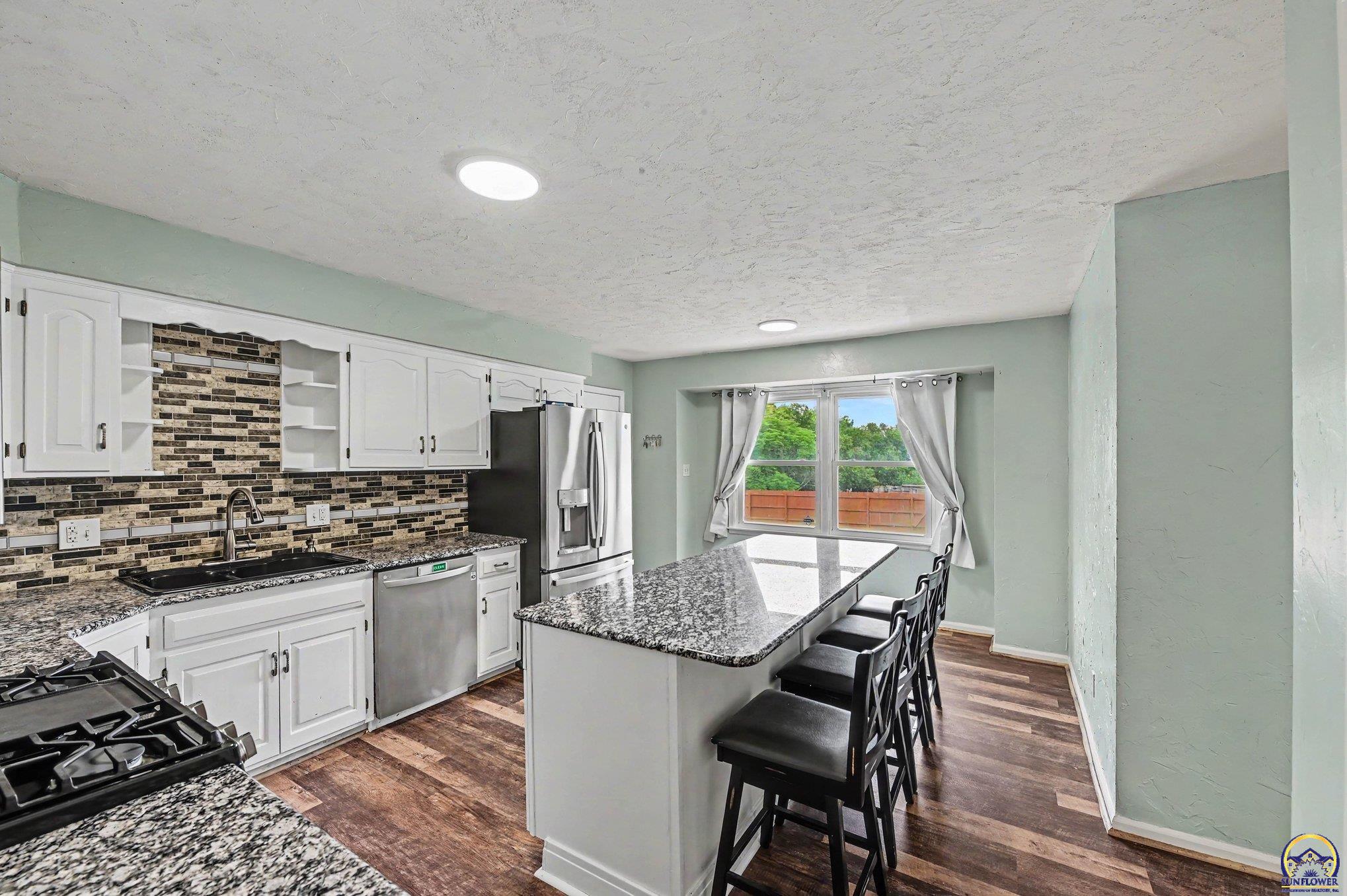 2500 Southwest Gainsboro Road Topeka, KS 66614 - Photo 7 of 27
