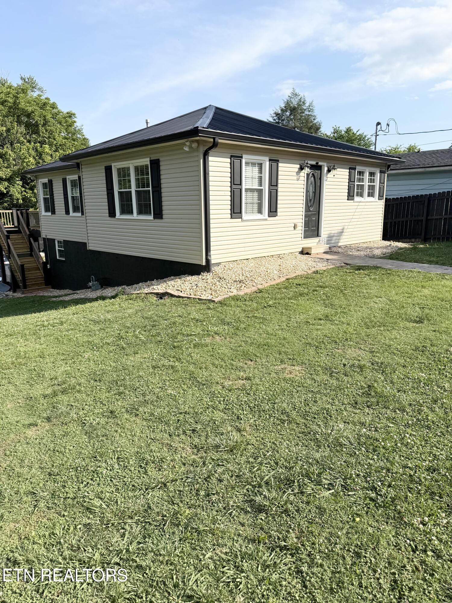 925 Medaris Street Clinton, TN 37716 - Photo 3 of 52 IMG_3898