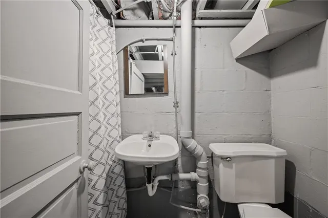 a view of a house with backyard and garden