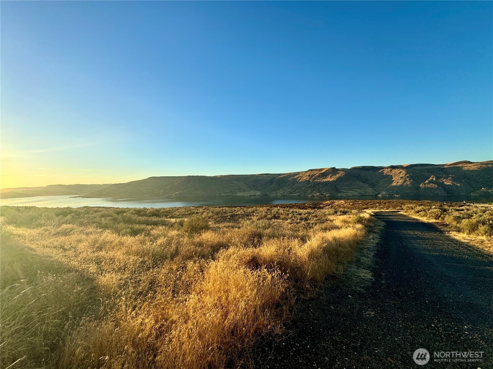 4199 East Spring Canyon Road Grand Coulee, WA 99133 - Photo 2 of 7 a view of lake and mountain