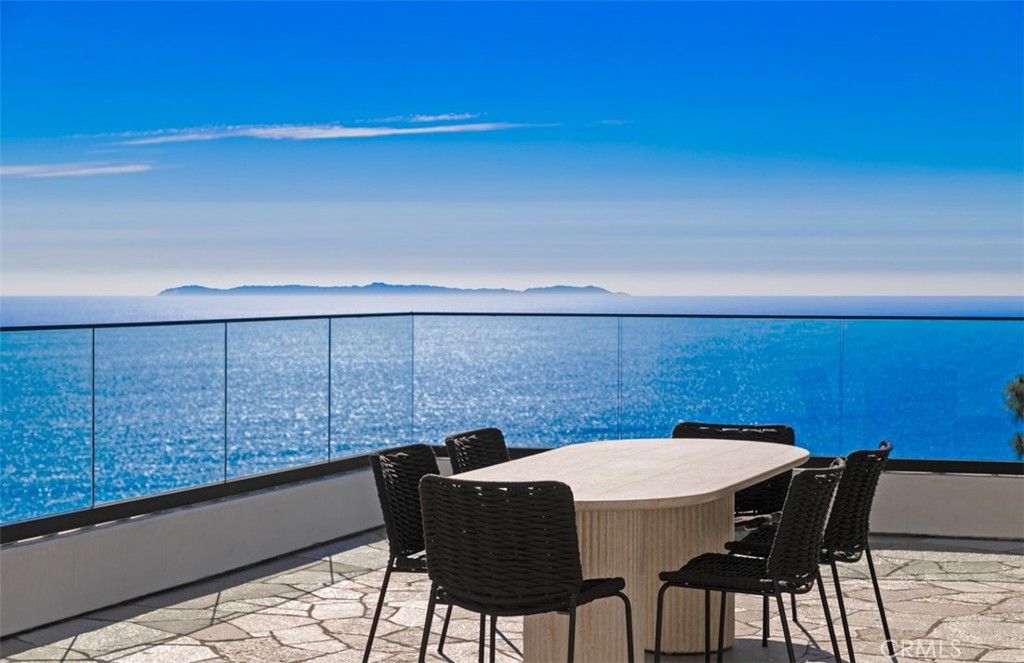 31 North Vista De Catalina Laguna Beach, CA 92651 - Photo 15 of 70 outdoor dining off the great room