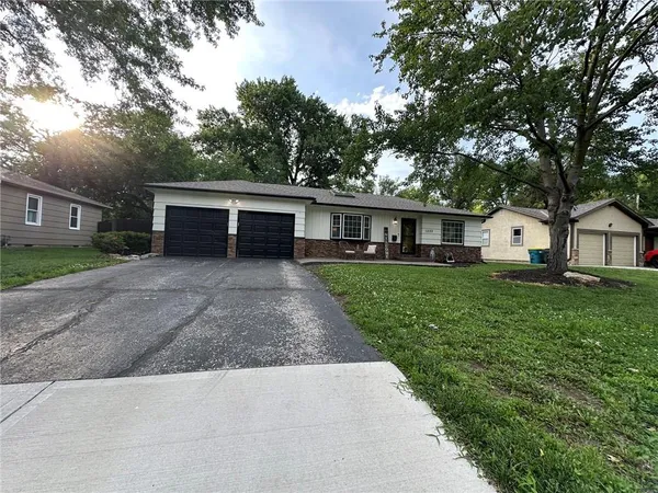 $300,000 | 13122 Logan Lane, Lenexa, KS 66215