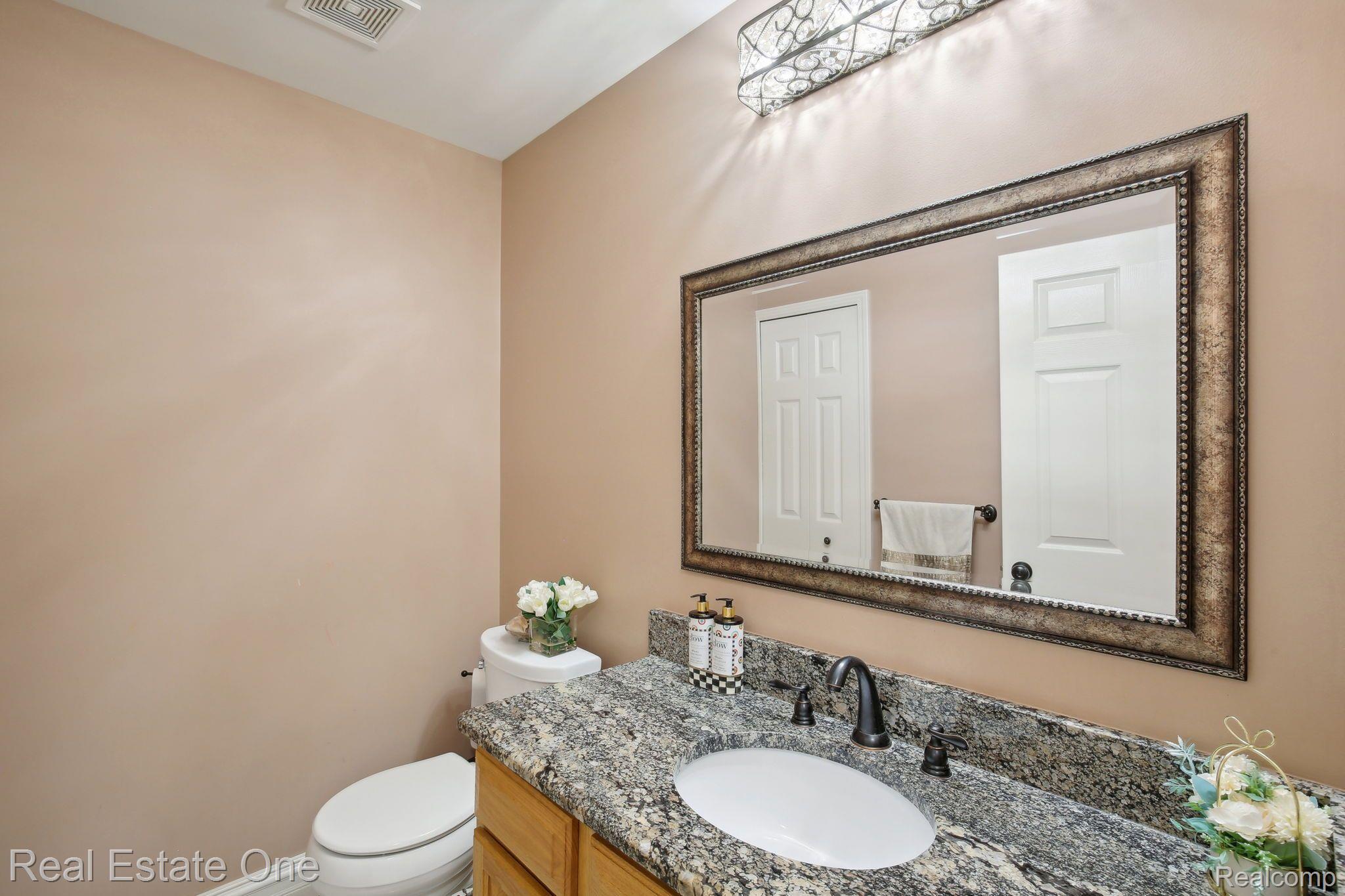 2772 Fox Woods Lane Rochester, MI 48307 - Photo 16 of 46 Gallery Image 16