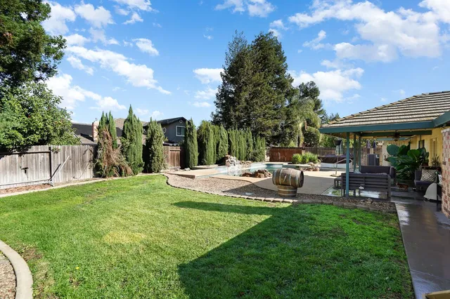 a view of a backyard