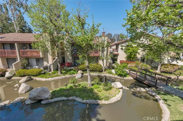 a view of a house with yard