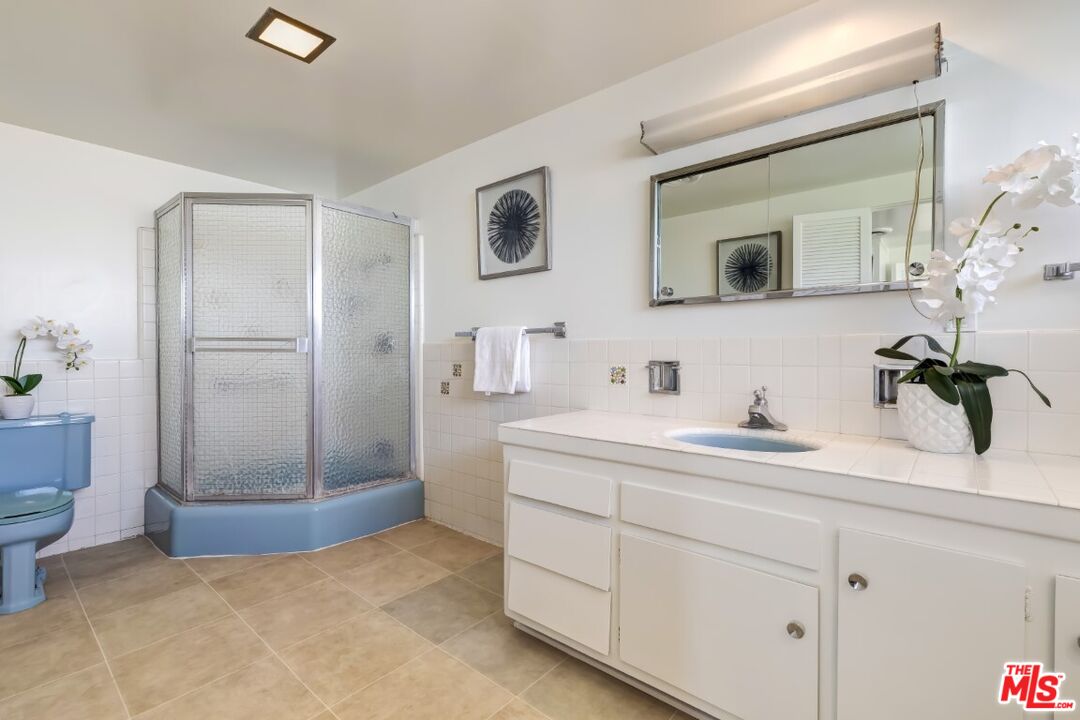 1126 Tellem Drive Pacific Palisades, CA 90272 - Photo 33 of 46 a bathroom with a sink and a mirror