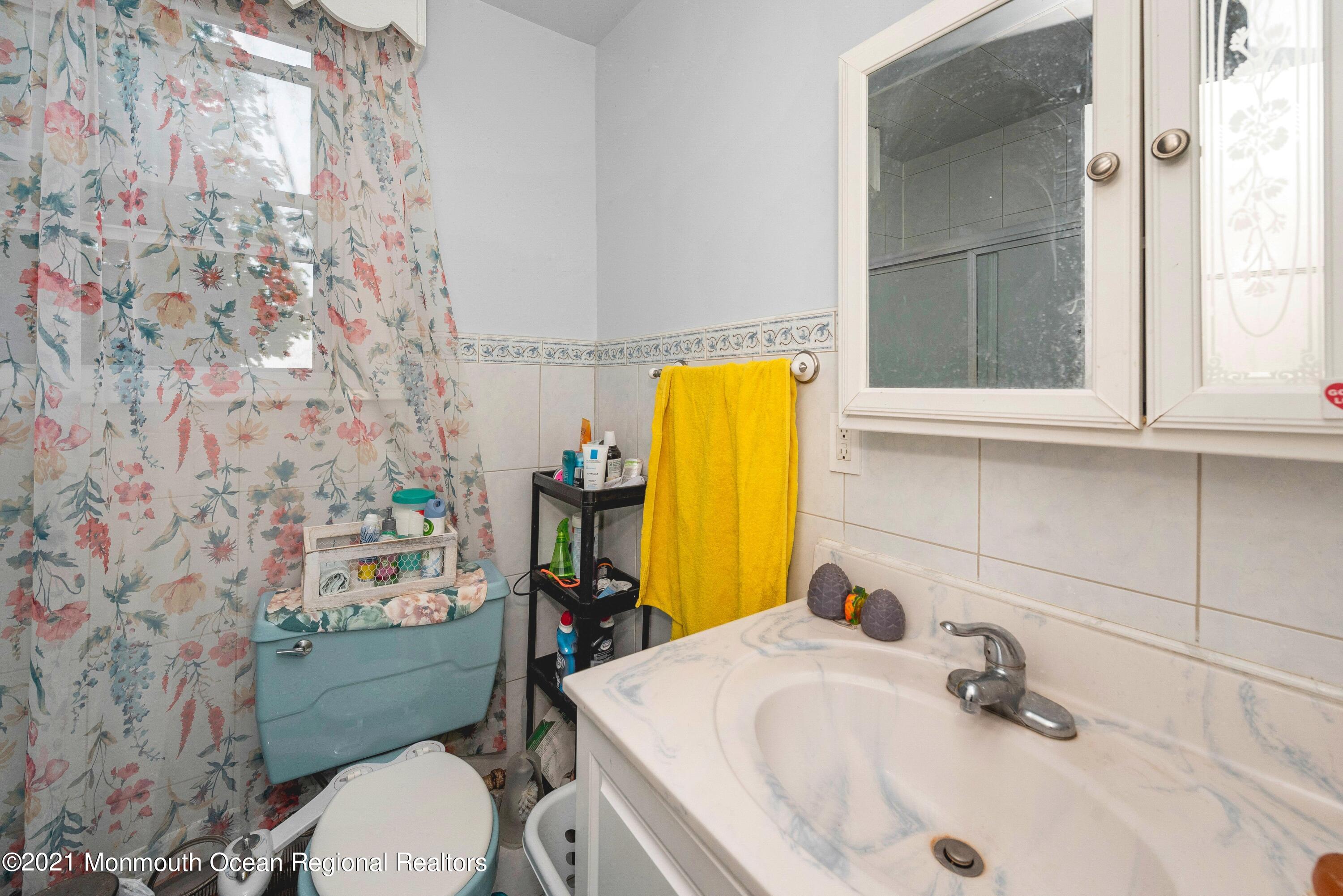 449 Ridge Road Lyndhurst, NJ 07071 - Photo 23 of 38 Upstairs Full Bath