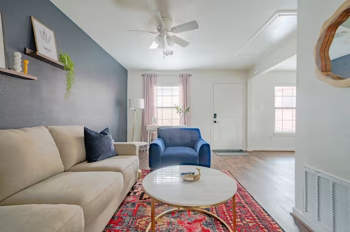 1912 Arbor Street, Unit 3 Houston, TX 77004 - Photo 3 of 24 a living room with furniture and a chandelier