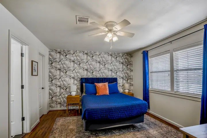 1912 Arbor Street, Unit 3 Houston, TX 77004 - Photo 8 of 24 a bedroom with a bed and a window