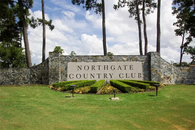 a sign that is sitting on the grass next to a road