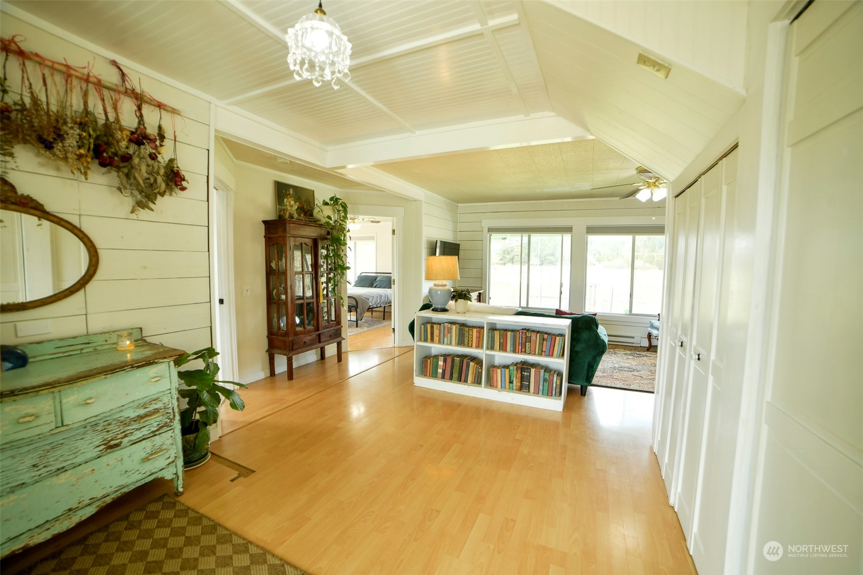 127 Beam Road Chehalis, WA 98532 - Photo 14 of 40 a living room with furniture