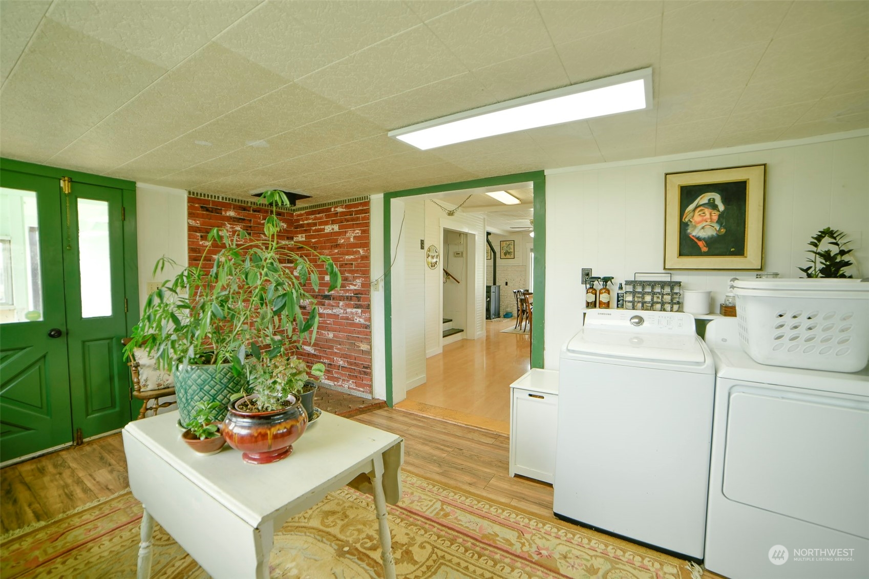 127 Beam Road Chehalis, WA 98532 - Photo 23 of 40 a living room with furniture and a potted plant