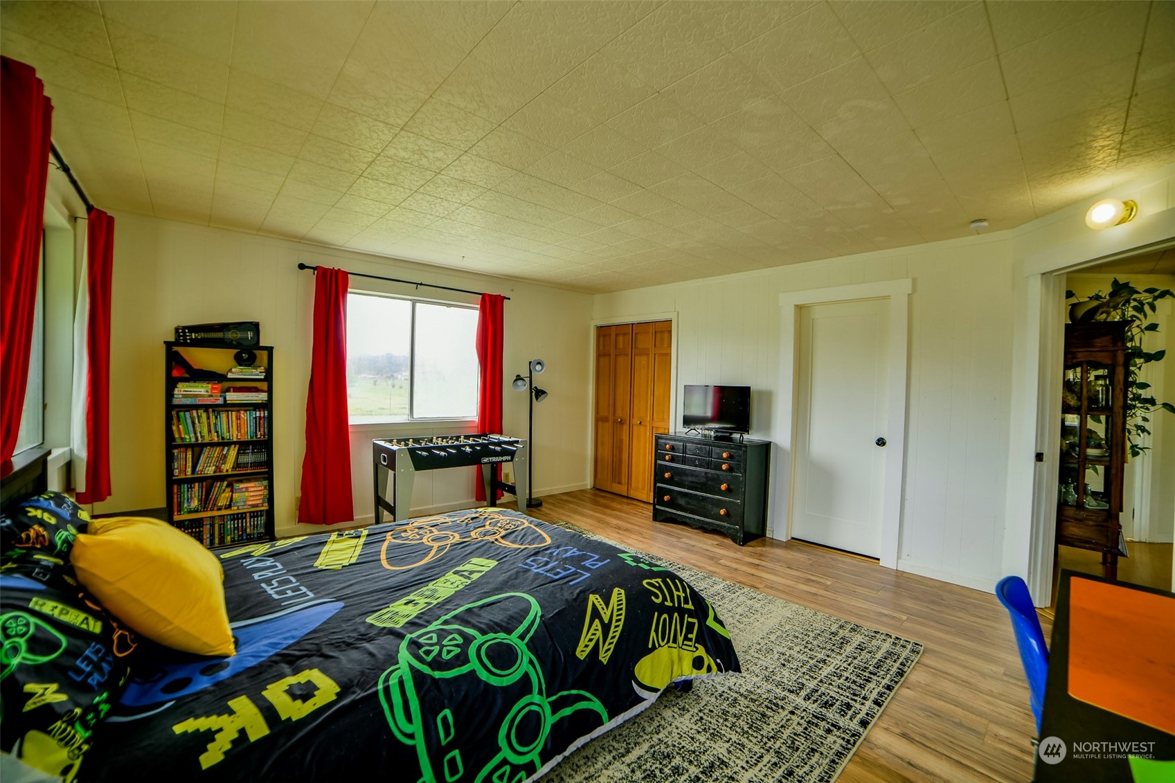 127 Beam Road Chehalis, WA 98532 - Photo 25 of 40 a bedroom with a bed dresser and a chair