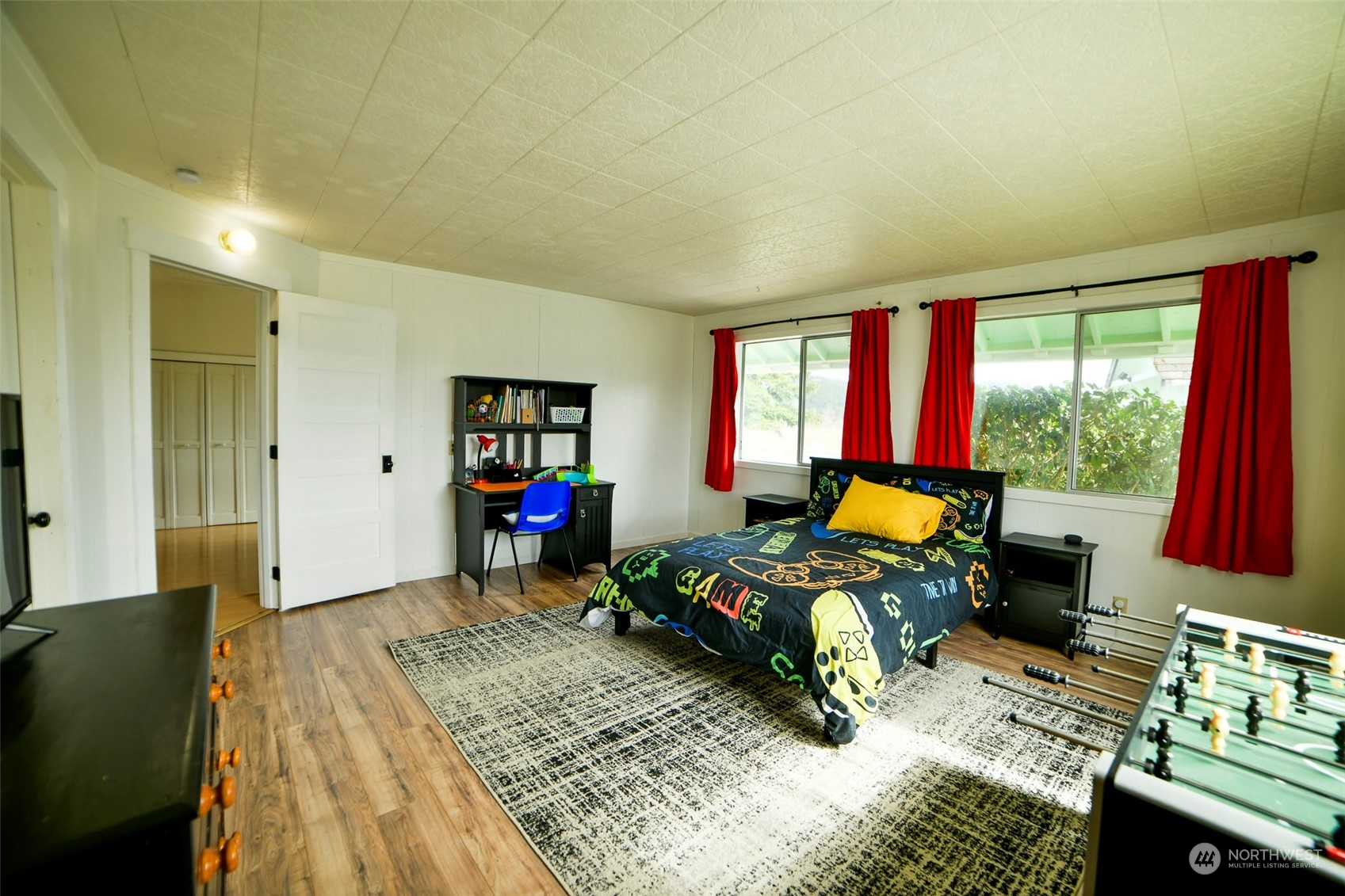 127 Beam Road Chehalis, WA 98532 - Photo 26 of 40 a bedroom with furniture and a large window