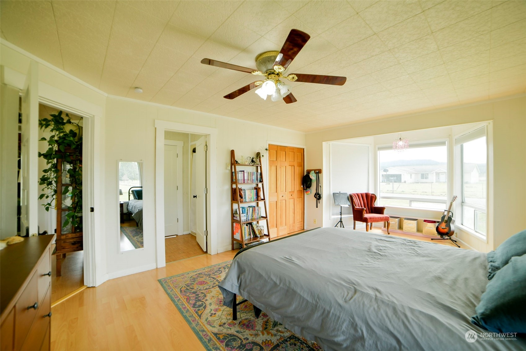 127 Beam Road Chehalis, WA 98532 - Photo 29 of 40 a bedroom with a bed and a large mirror