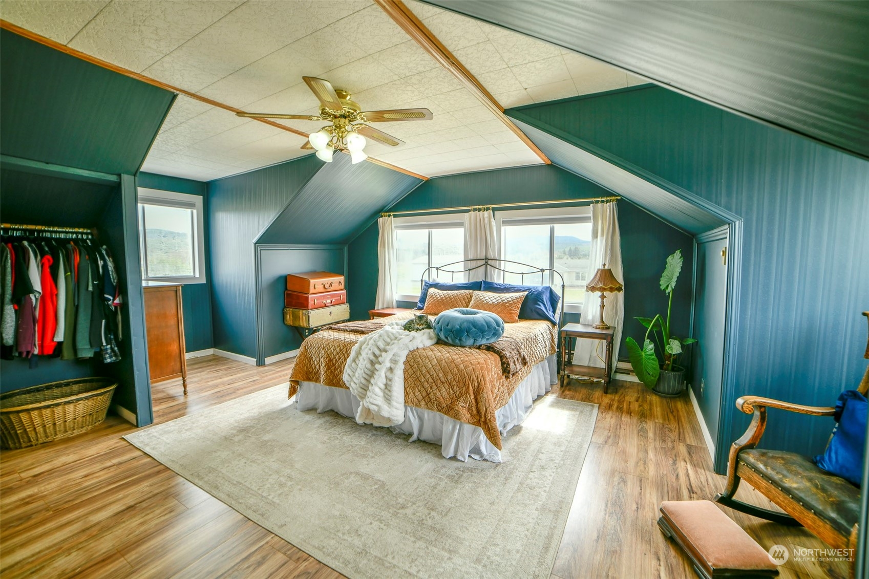127 Beam Road Chehalis, WA 98532 - Photo 35 of 40 a bed room with a bed and a chair