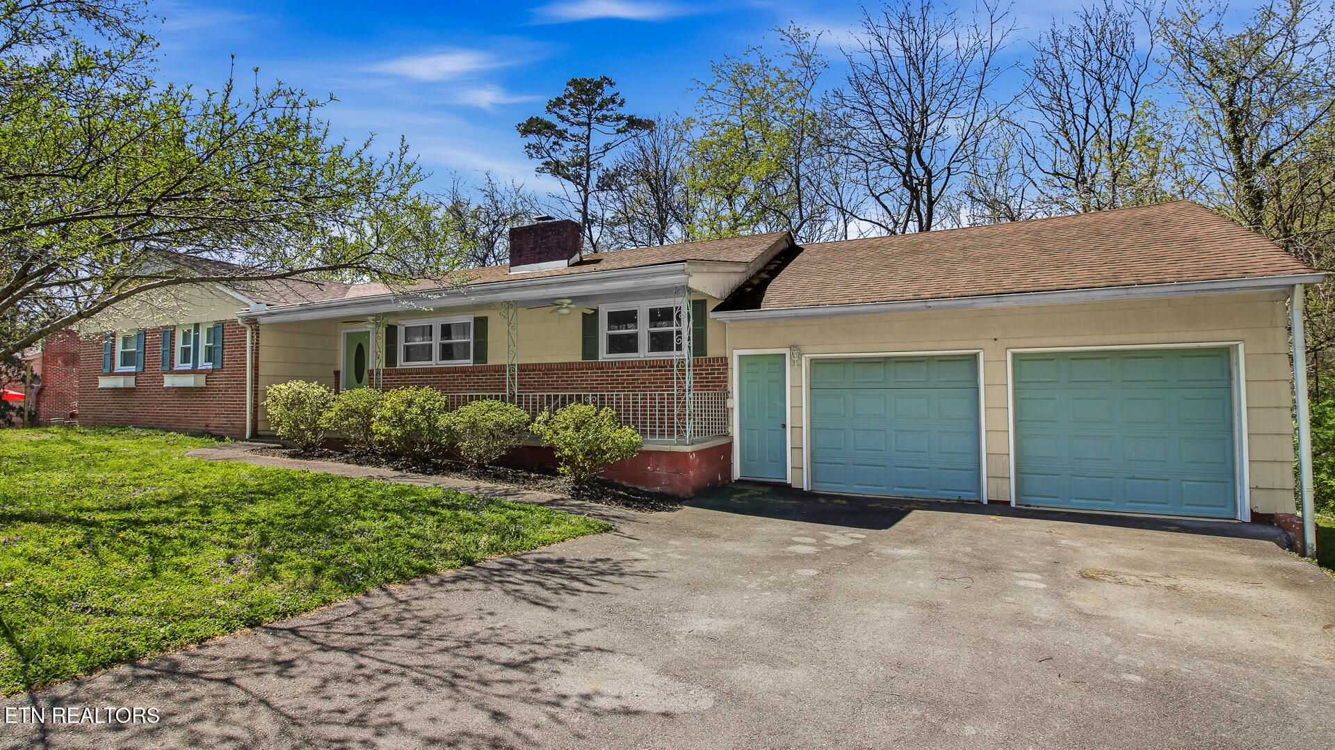 4721 Sunset Road West Knoxville, TN 37914 - Photo 2 of 47 Two Car Garage