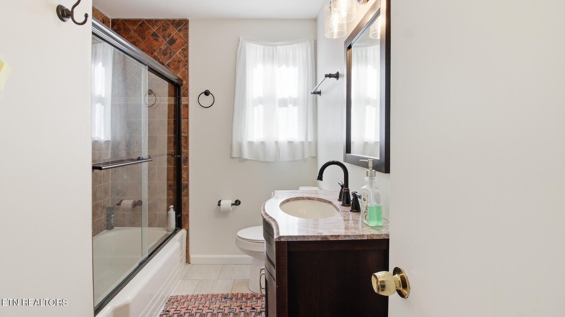 4721 Sunset Road West Knoxville, TN 37914 - Photo 25 of 47 Bathroom #2