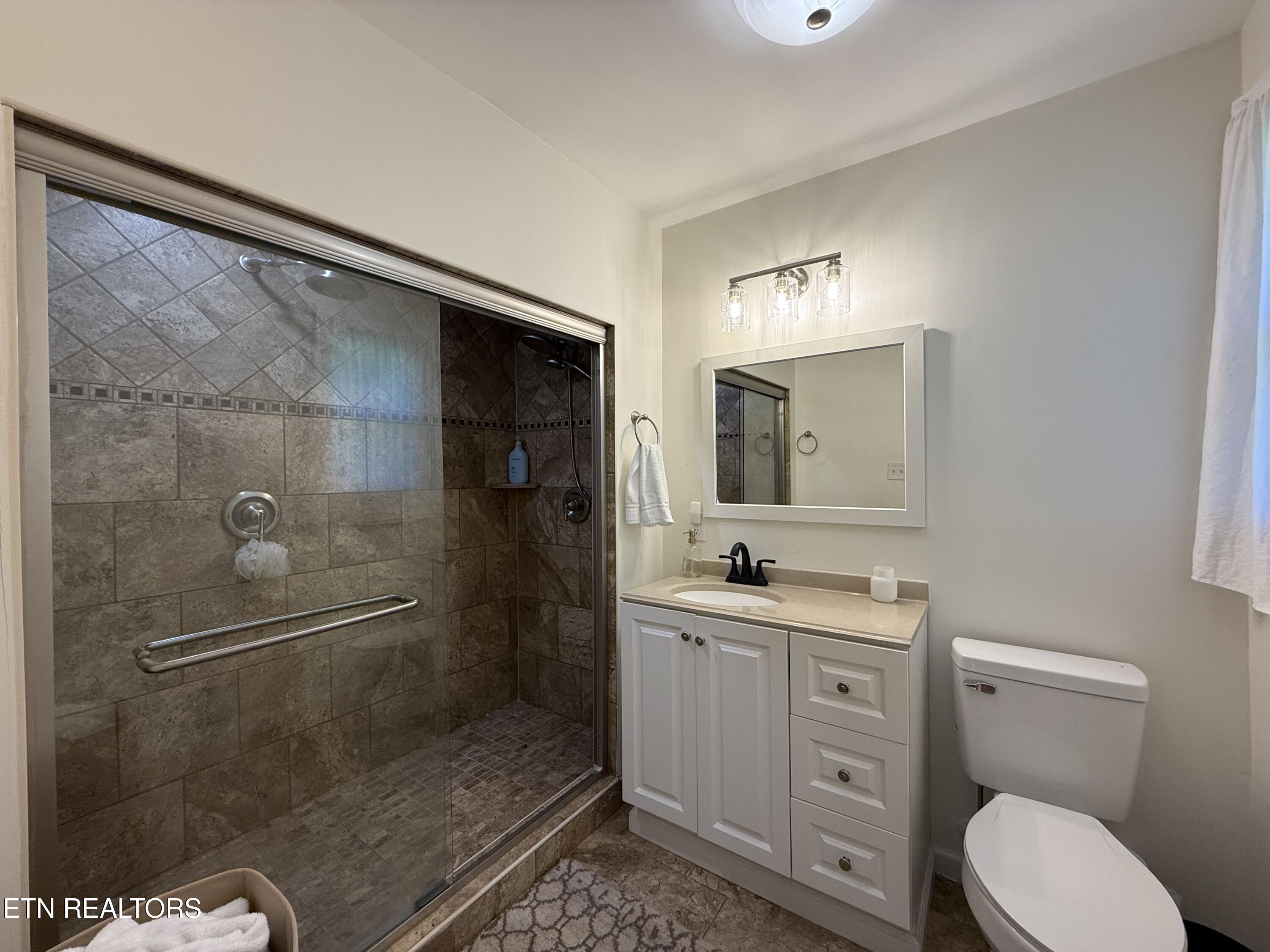 4721 Sunset Road West Knoxville, TN 37914 - Photo 30 of 47 Primary Bedroom Bathroom