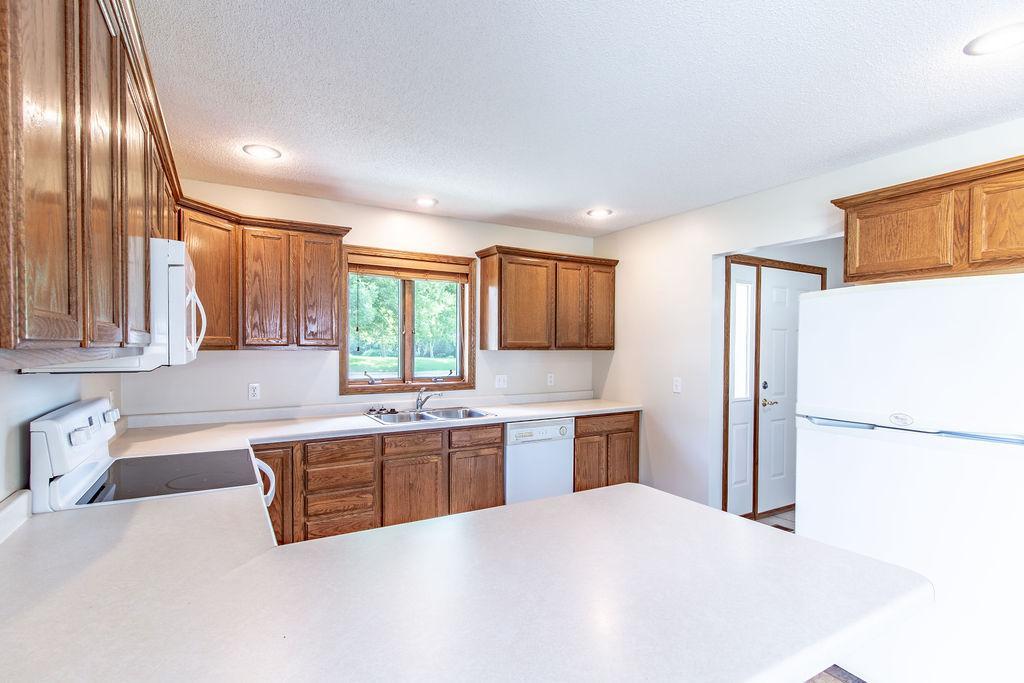 710 South 10th Street Bird Island, MN 55310 - Photo 5 of 31