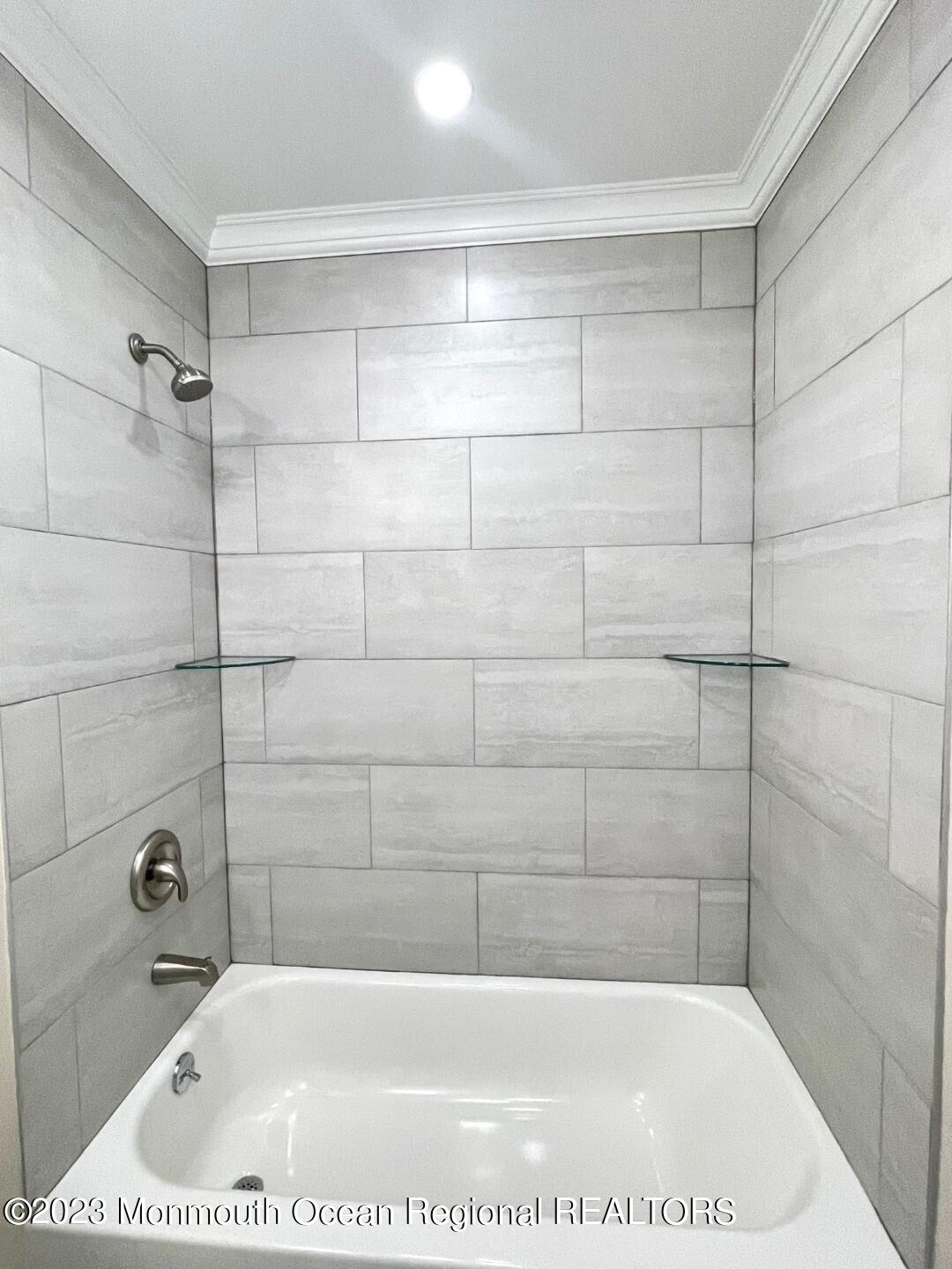 9 Ivy Ridge Close, Unit 1000 Freehold, NJ 07728 - Photo 18 of 31 9 IVY NEW TUB