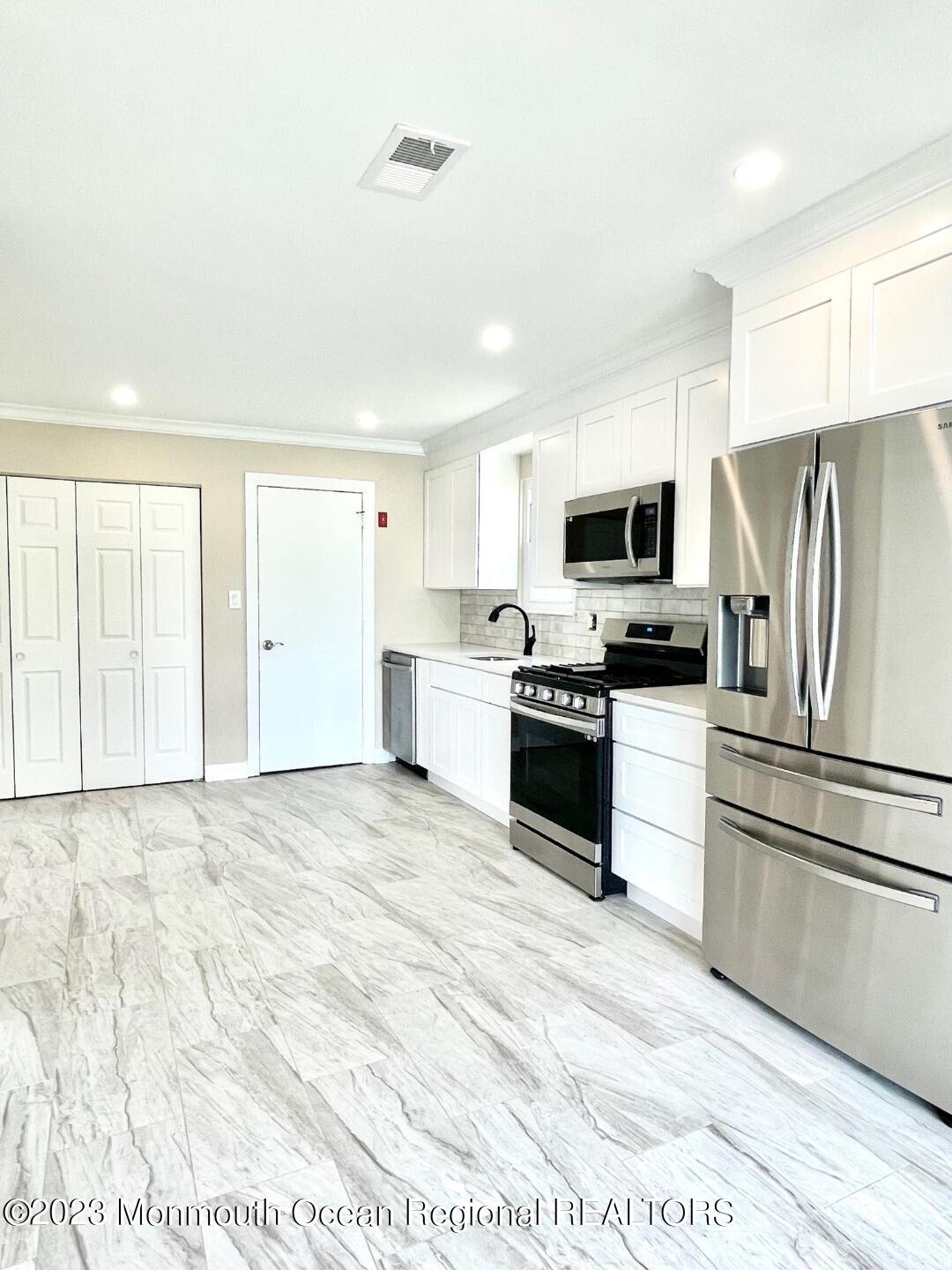 9 Ivy Ridge Close, Unit 1000 Freehold, NJ 07728 - Photo 9 of 31 9 IVY NEW KIT 8