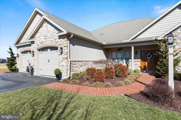a view of a house with backyard