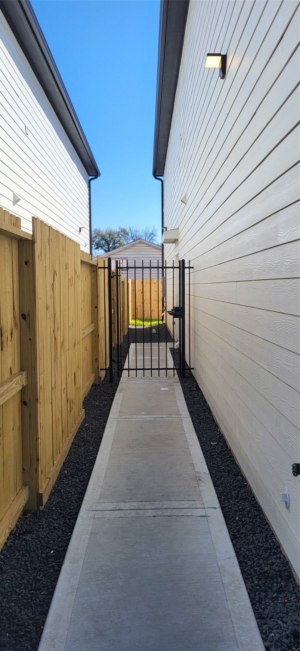 1033 North Lane, Unit B Houston, TX 77088 - Photo 3 of 26