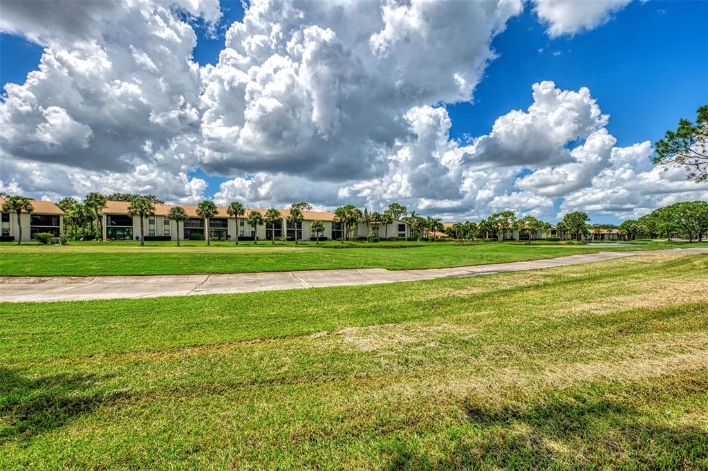 4521 Kingsmere, Unit 6 Sarasota, FL 34235 - Photo 35 of 42 a view of a big yard