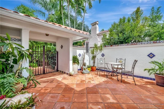a view of outdoor space yard and porch