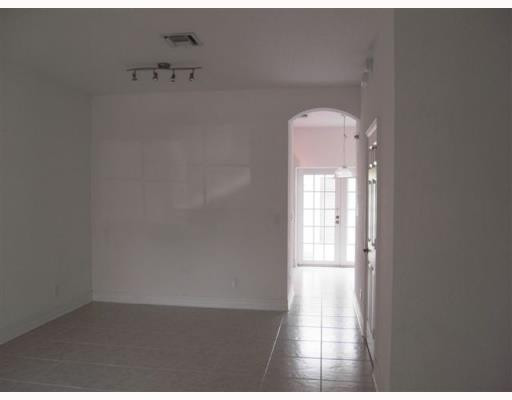 997 Northwest 18th Avenue, Unit 997 Boca Raton, FL 33431 - Photo 4 of 7 Living Room