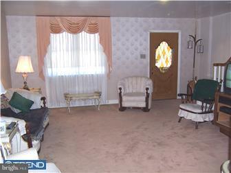 412 Edgemore Road Philadelphia, PA 19151 - Photo 2 of 6 Living Room