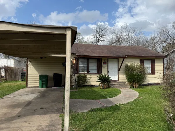 a view of a house with a yard and plants