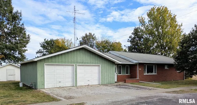 $99,900 | 528 South Emmett Street, Virden, IL 62690