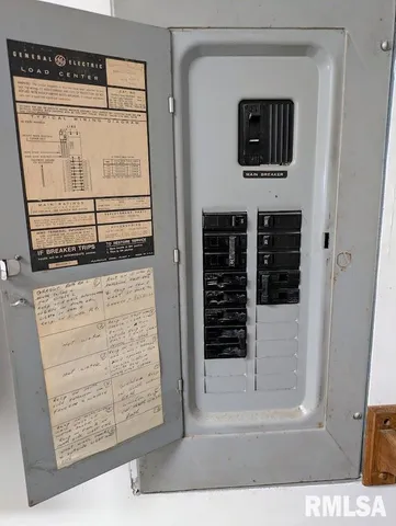 $99,900 | 528 South Emmett Street, Virden, IL 62690