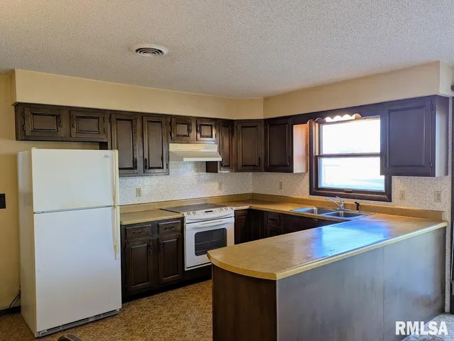 $99,900 | 528 South Emmett Street, Virden, IL 62690