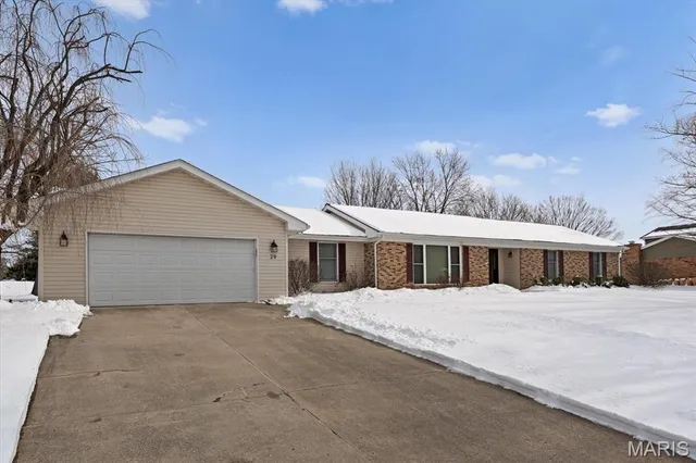 $368,800 | 29 Santa Anita Drive, Maryville, IL 62062