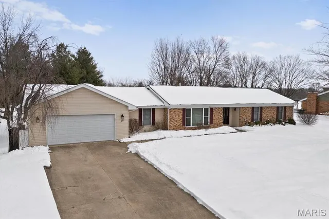 $368,800 | 29 Santa Anita Drive, Maryville, IL 62062