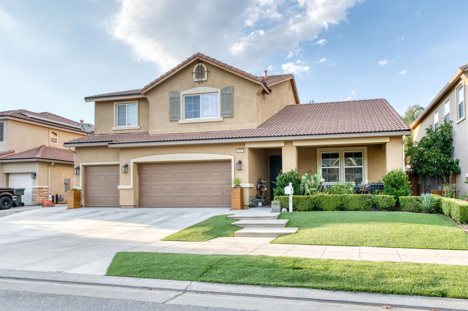 677 Everglade Avenue Clovis, CA 93619 - Photo 2 of 29 a front view of a house with a yard and garage