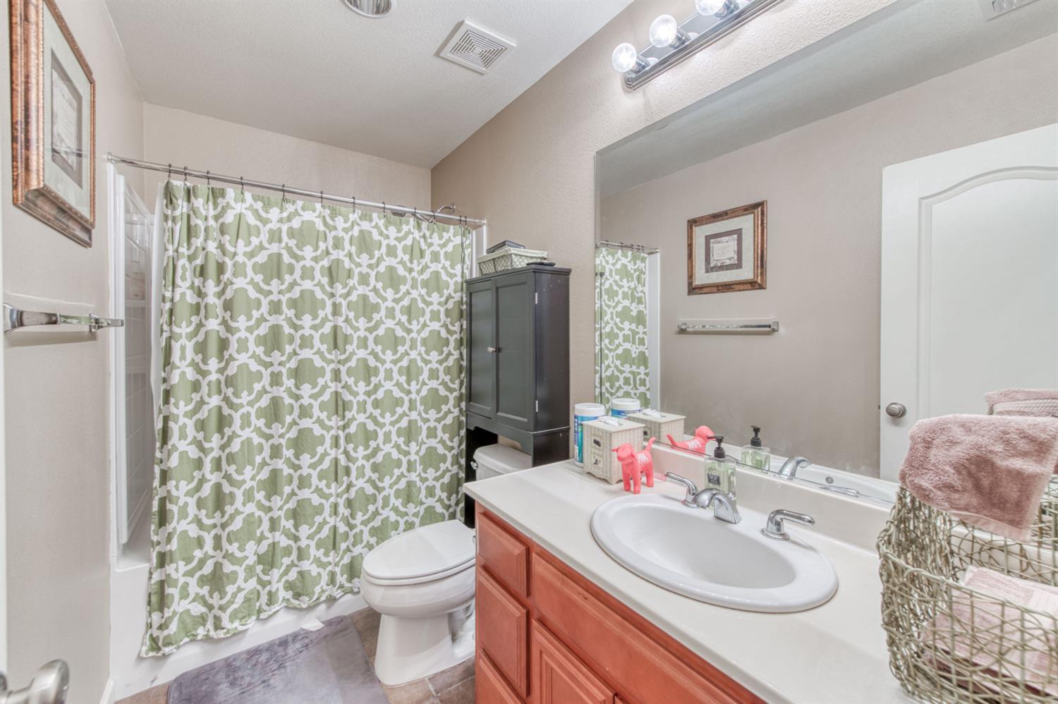 677 Everglade Avenue Clovis, CA 93619 - Photo 17 of 29 a bathroom with a sink toilet and shower