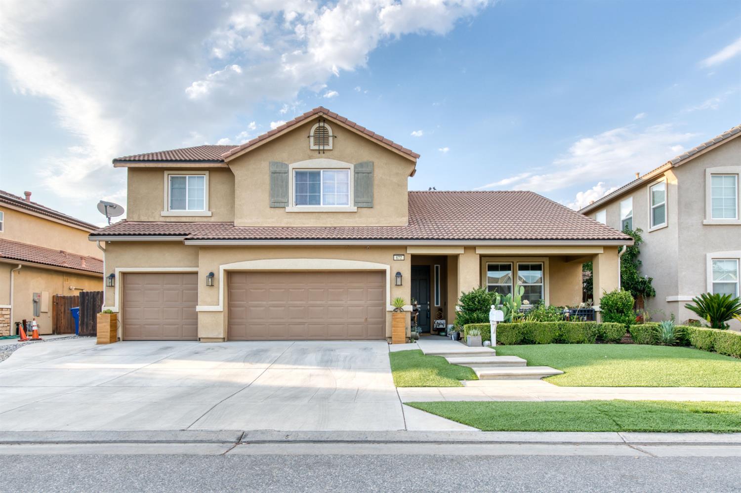 677 Everglade Avenue Clovis, CA 93619 - Photo 3 of 29 a front view of a house with a yard and garage