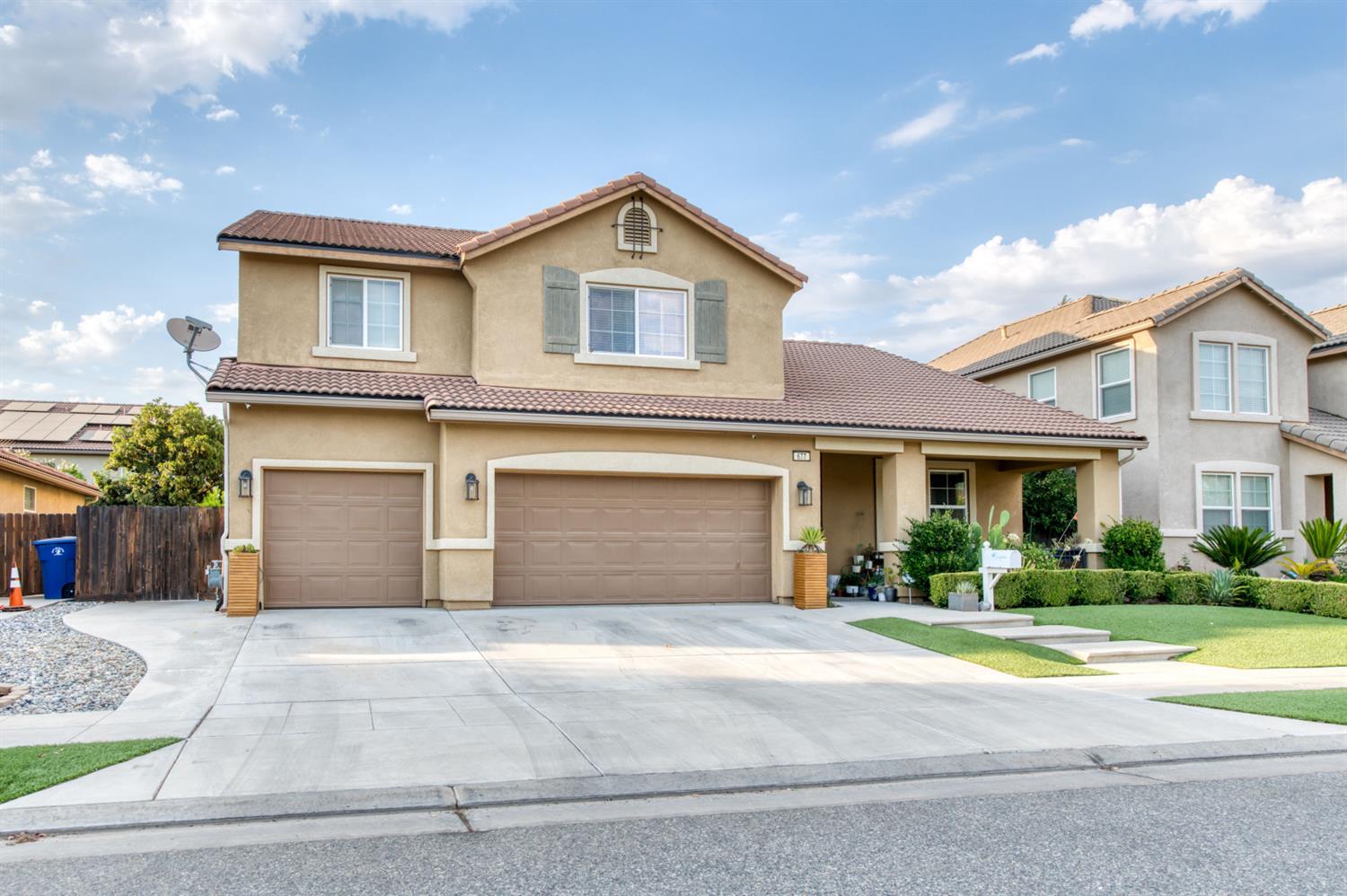 677 Everglade Avenue Clovis, CA 93619 - Photo 4 of 29 a front view of a house with a yard and garage