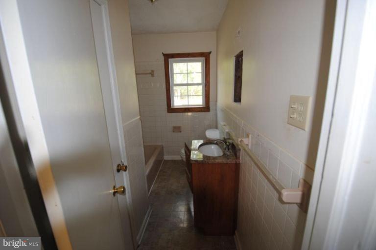 668 Welltown Road Winchester, VA 22603 - Photo 8 of 10 Bath #1