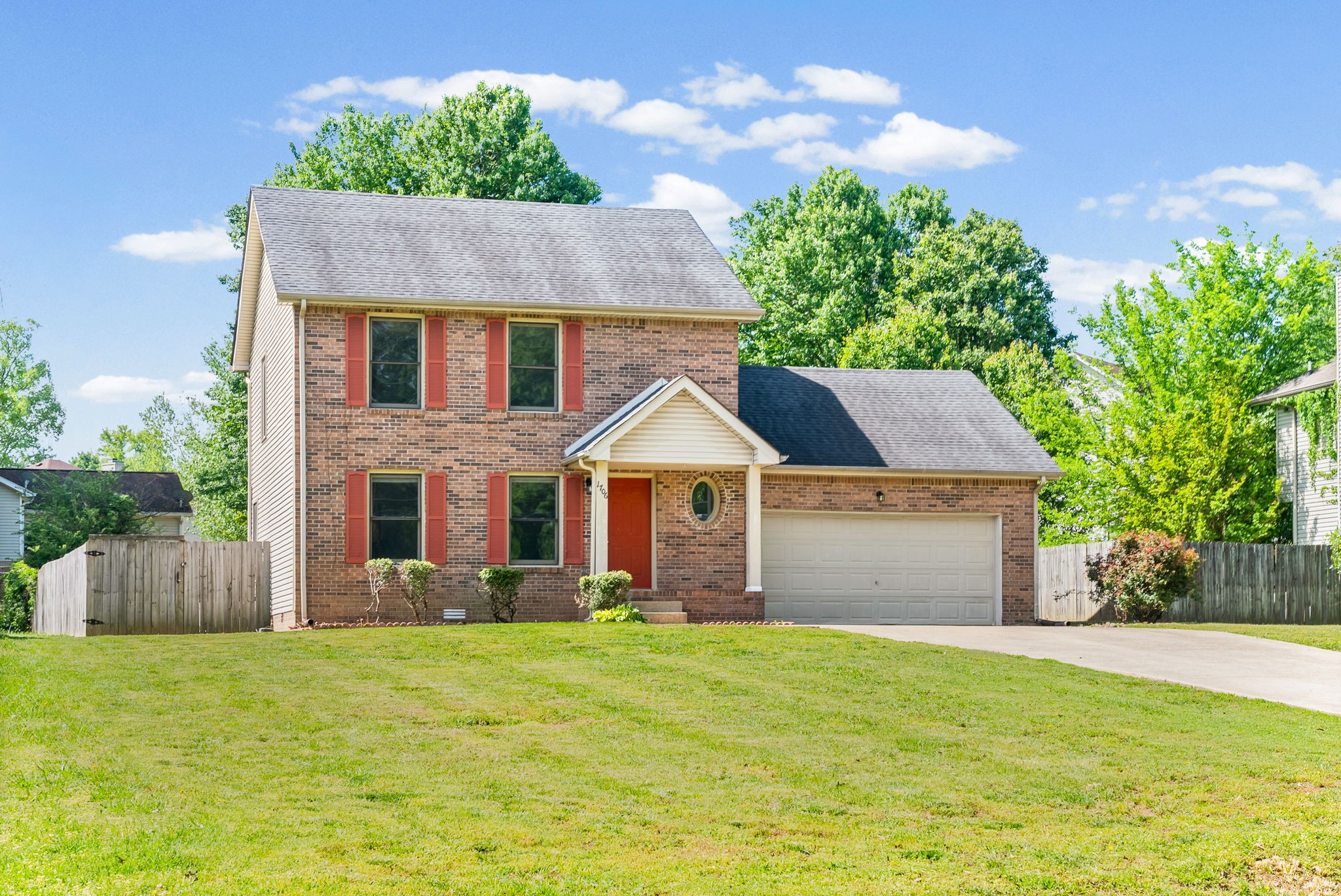 1706 Hazelwood Road Clarksville, TN 37042 - Photo 3 of 31 a front view of a house with a garden