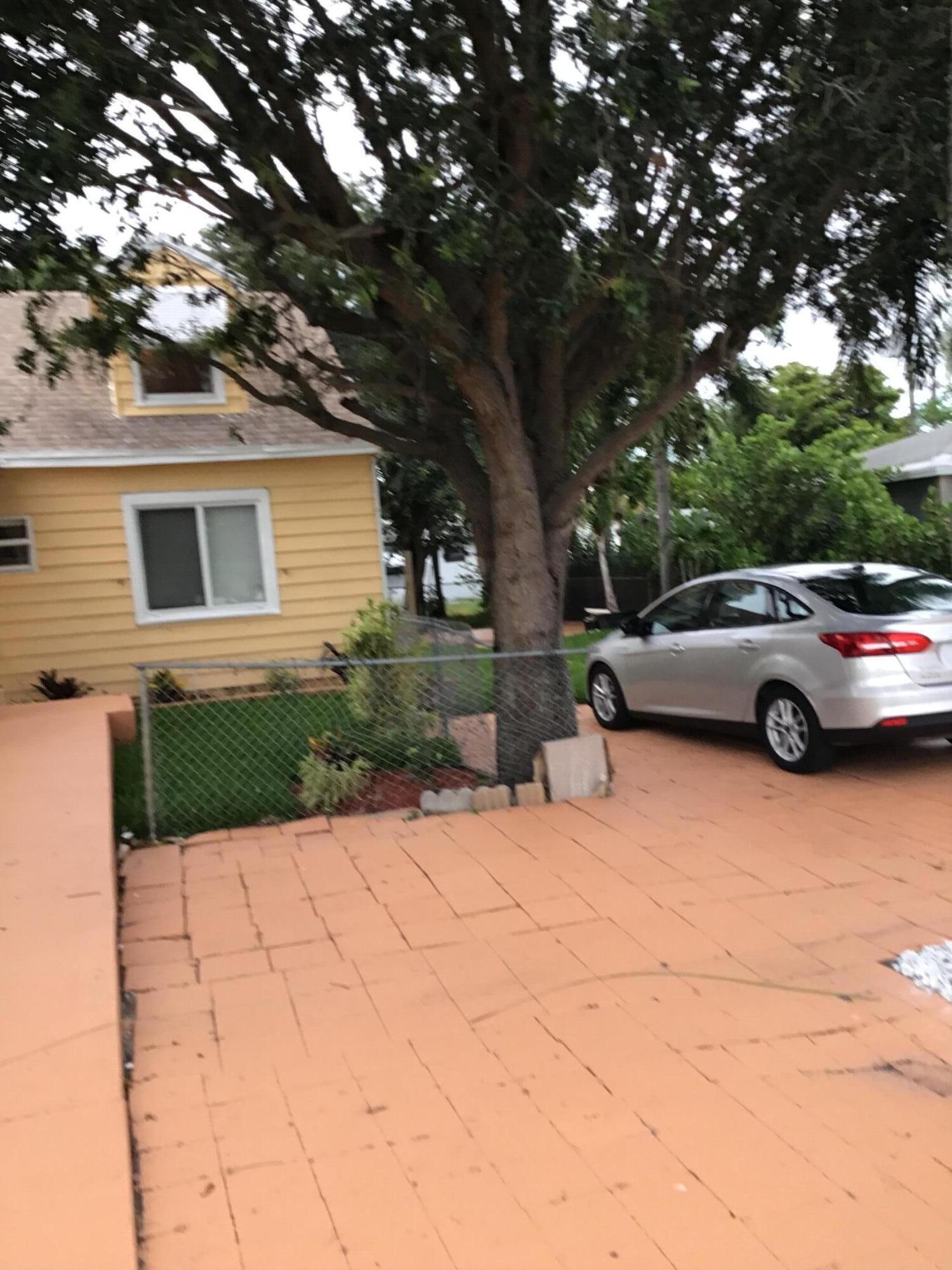 619 Southwest 10th Street Delray Beach, FL 33444 - Photo 3 of 88 865C99EE-1891-479B-BECE-D970F6CDAF77